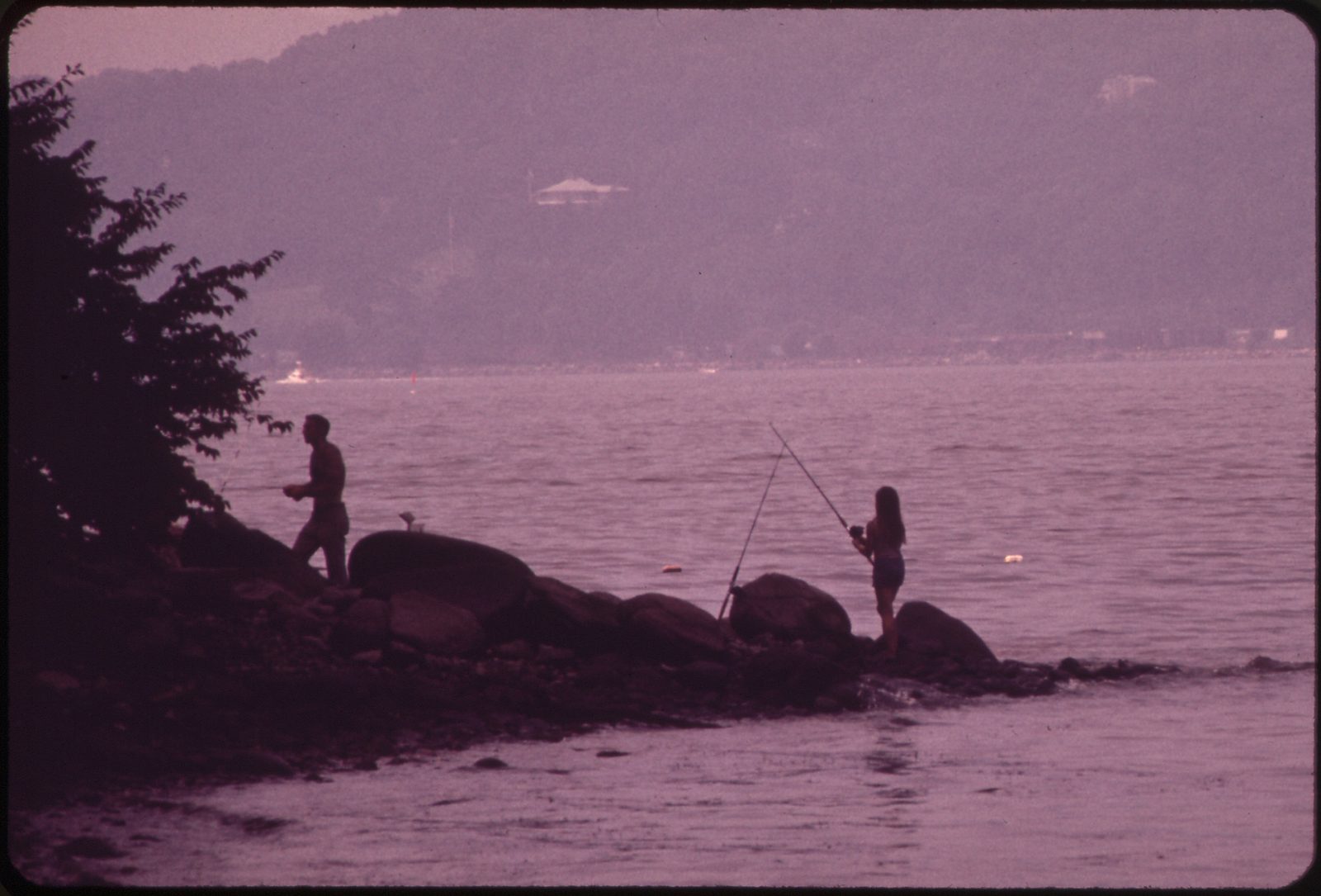 wikimedia_fishing_croton_point_nara_mid.jpg