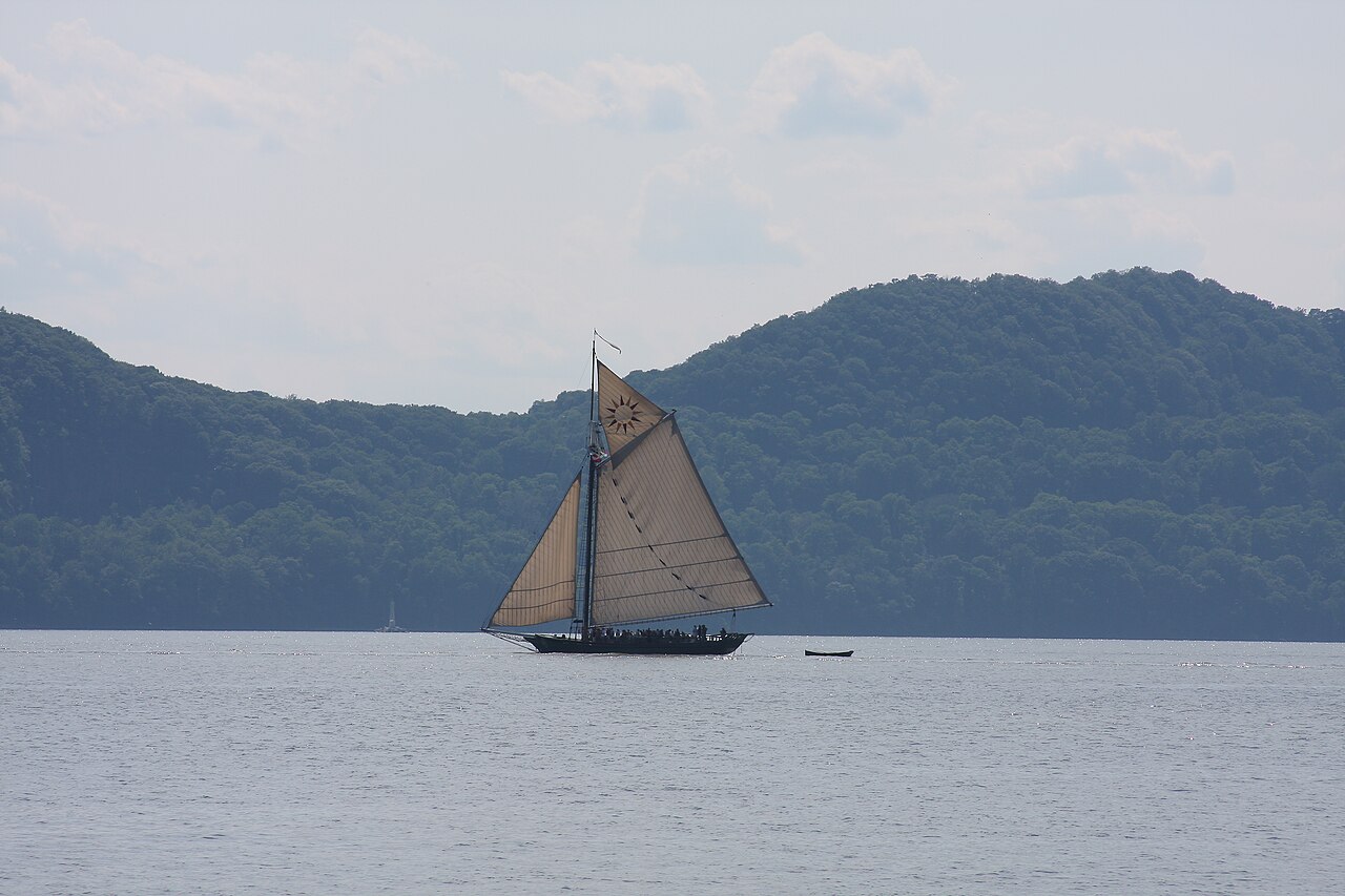 Clearwater on the Hudson River (2617131706).jpg