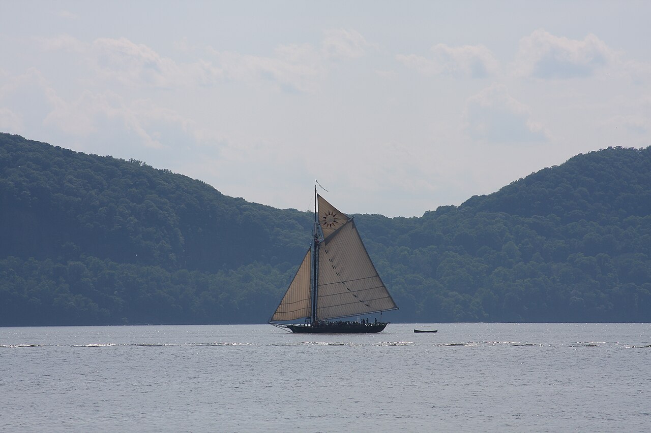 Clearwater on the Hudson River (2617132922).jpg