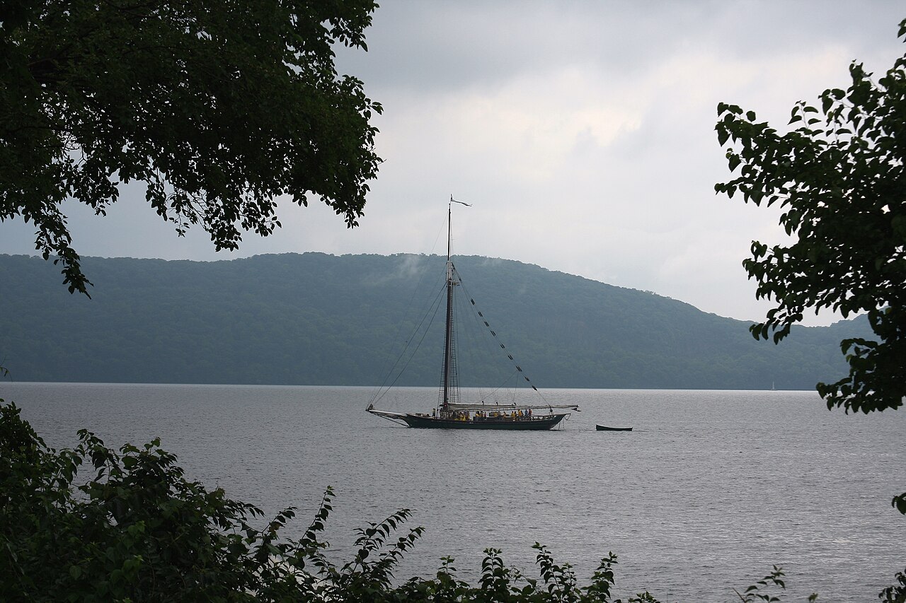 Clearwater on the Hudson River (2616571103).jpg