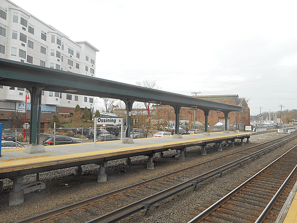 Ossining MNRR Station; N End of NYC-bound platform