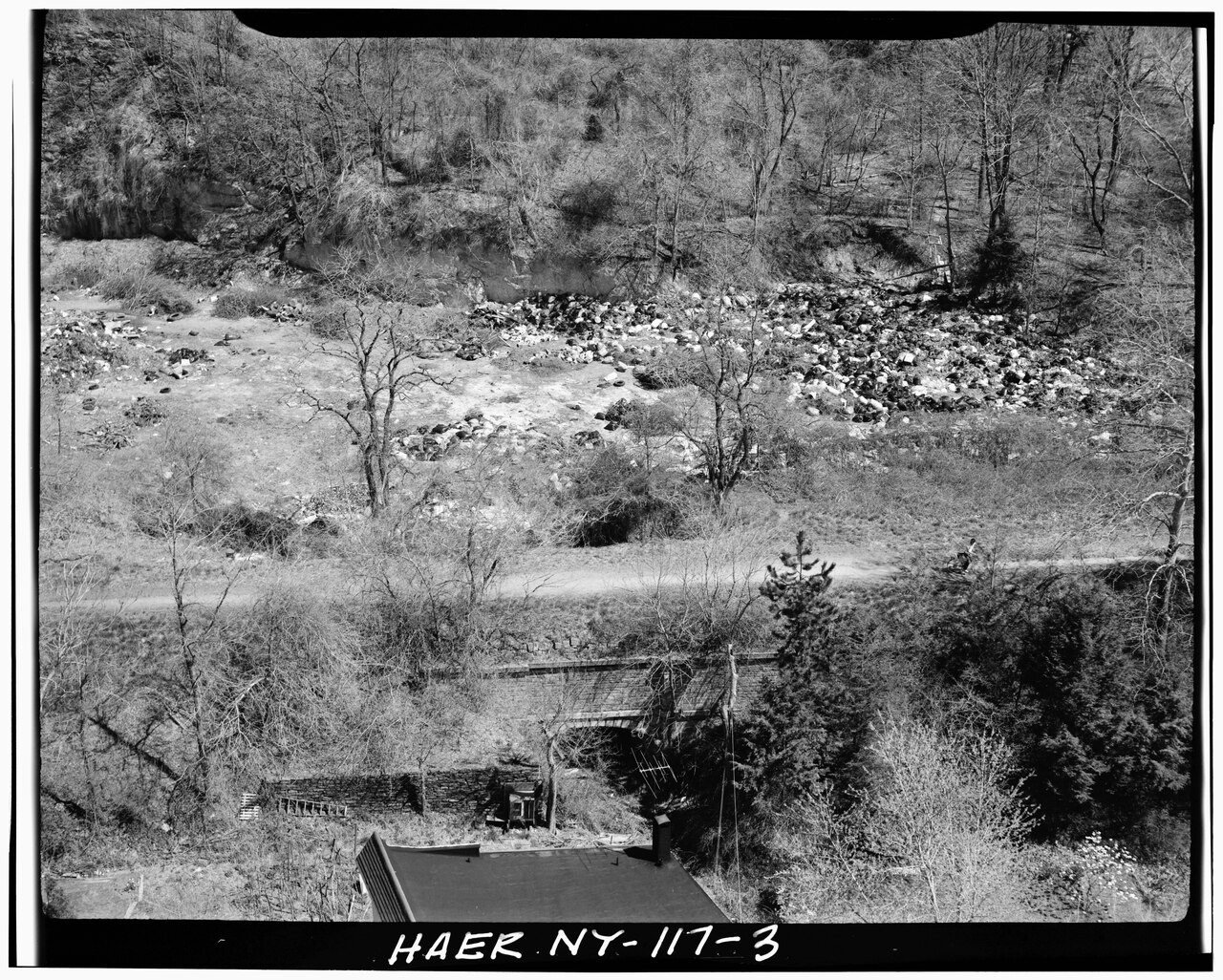 AERIAL VIEW OF QUARRY RAILROAD BRIDGE. - Old Croton Aqueduct, Quarry Railroad Bridge, Aqueduct Lane at Williams Street, Hastings-on-Hudson, Westchester County, NY HAER NY,60-HAST,1A-3.tif