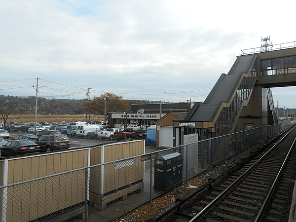 File:Croton Municipal Garage from Croton-Harmon MNRR.jpg