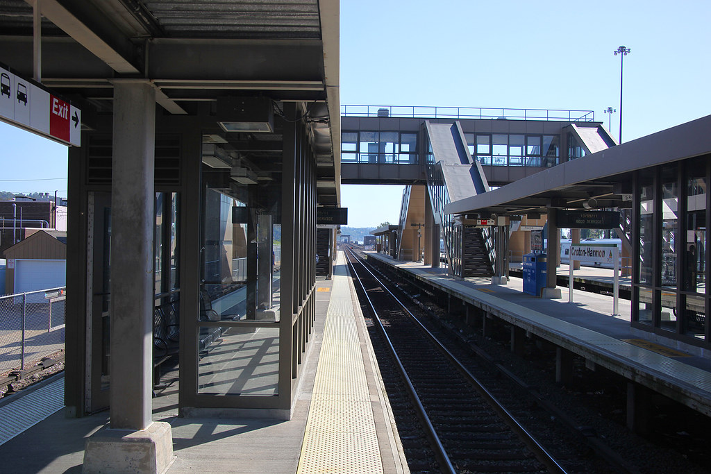 Looking south - east platform - Croton-Harmon Station - Metro-North and Amtrak - 2011-10-09