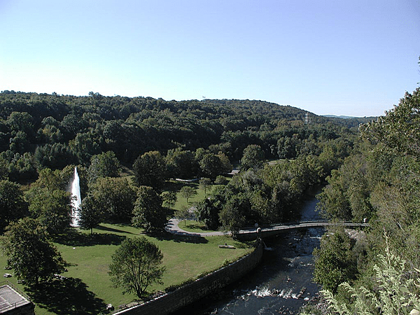 File:Croton Gorge Fountain in 2000.jpg