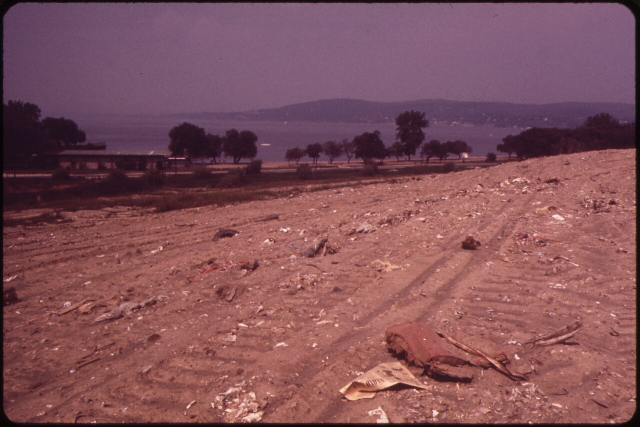 CROTON LANDFILL OPERATION IS JUST A FEW HUNDRED FEET FROM WESTCHESTER COUNTY'S CROTON POINT PARK ON THE HUDSON RIVER.... - NARA - 549944.tif