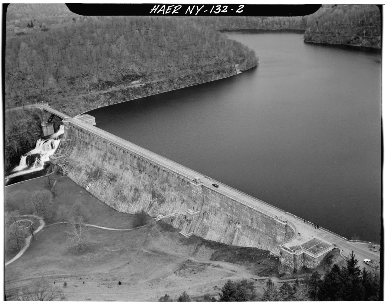 General view of downstream face looking towards spillway on left - New Croton Dam and Reservoir, Croton River, Croton-on-Hudson, Westchester County, NY HAER NY,60-CROTOH.V,1-2.tif