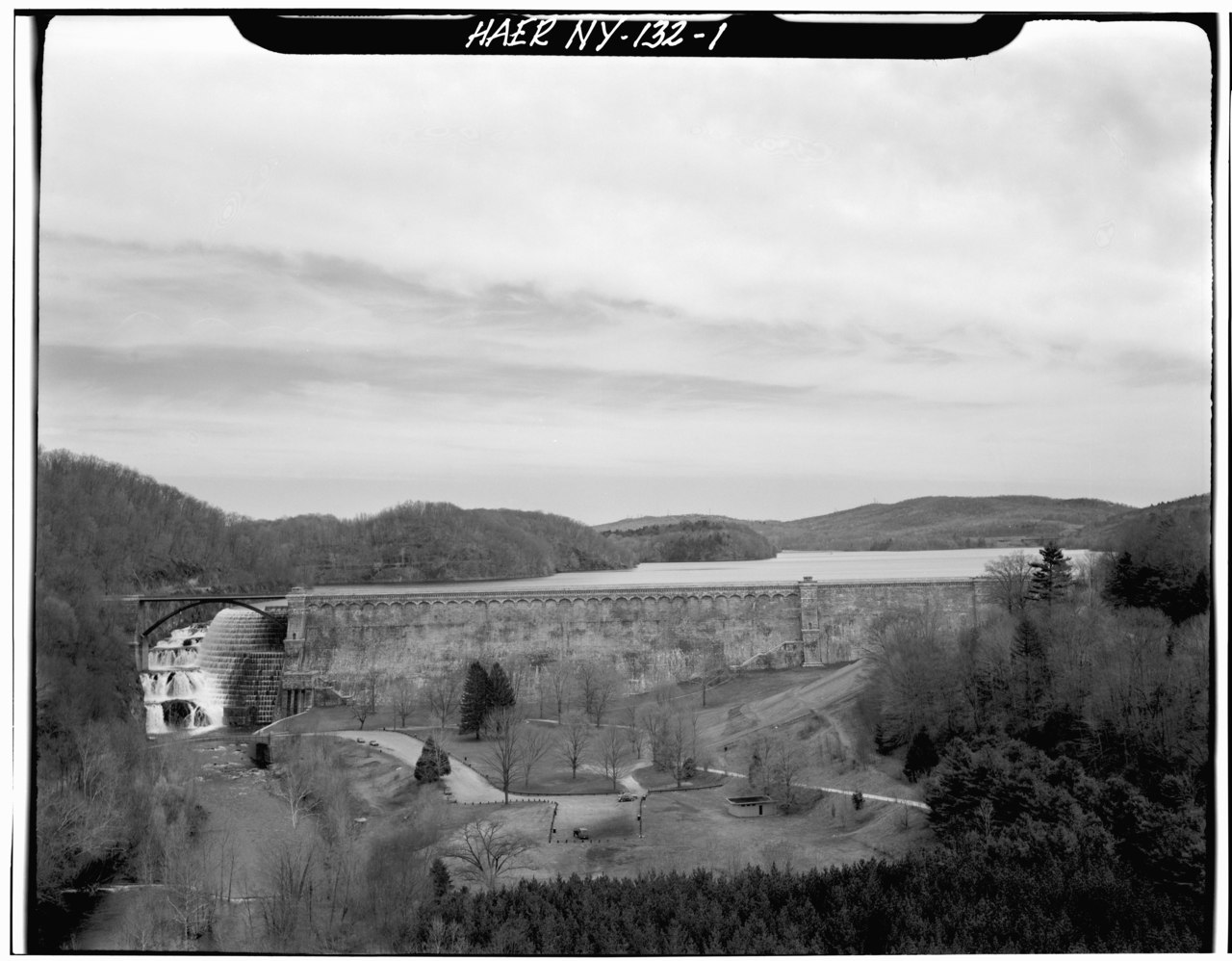 Long distance elevation view looking upstream - New Croton Dam and Reservoir, Croton River, Croton-on-Hudson, Westchester County, NY HAER NY,60-CROTOH.V,1-1.tif