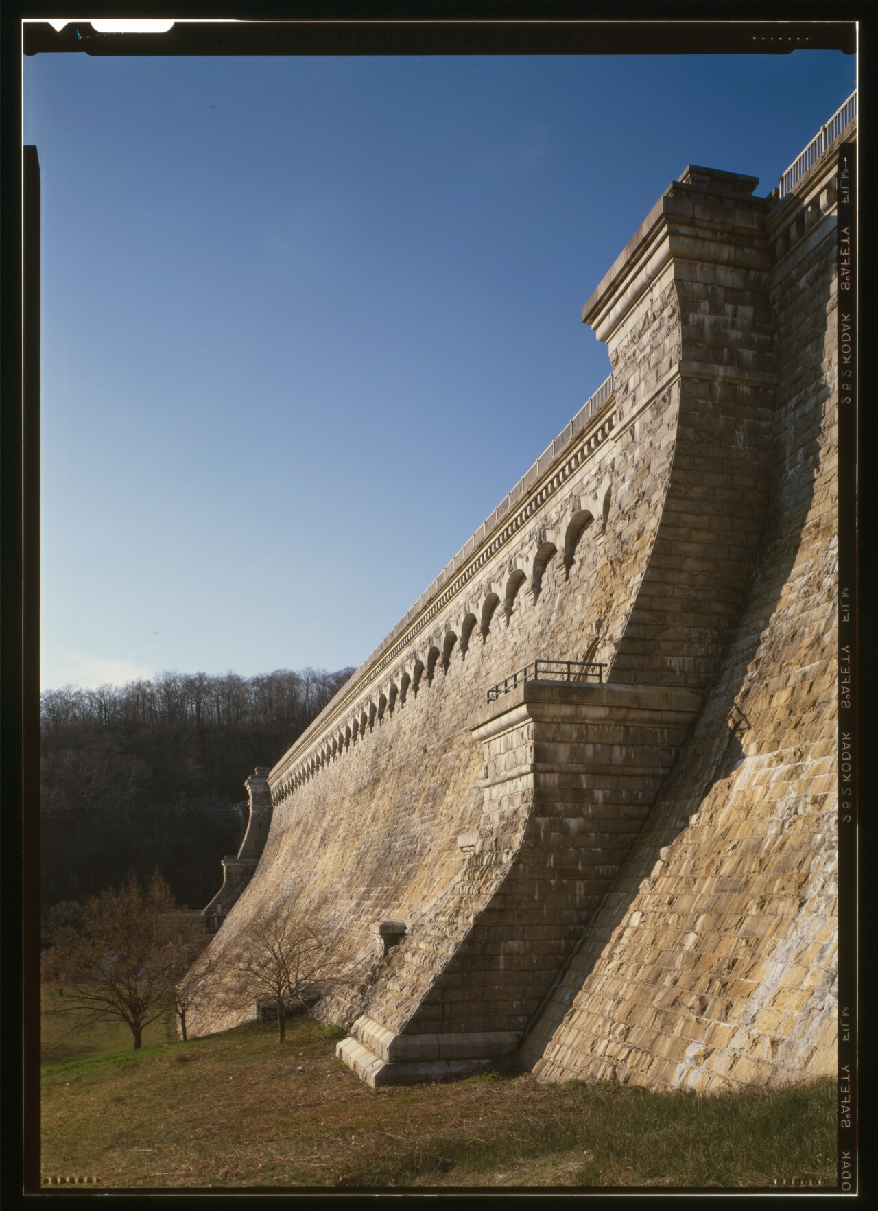 DETAIL VIEW OF DOWNSTREAM SIDE AND CENTER OF DAM LOOKING NORTH - New Croton Dam and Reservoir, Croton River, Croton-on-Hudson, Westchester County, NY HAER NY,60-CROTOH.V,1-28 (CT).tif