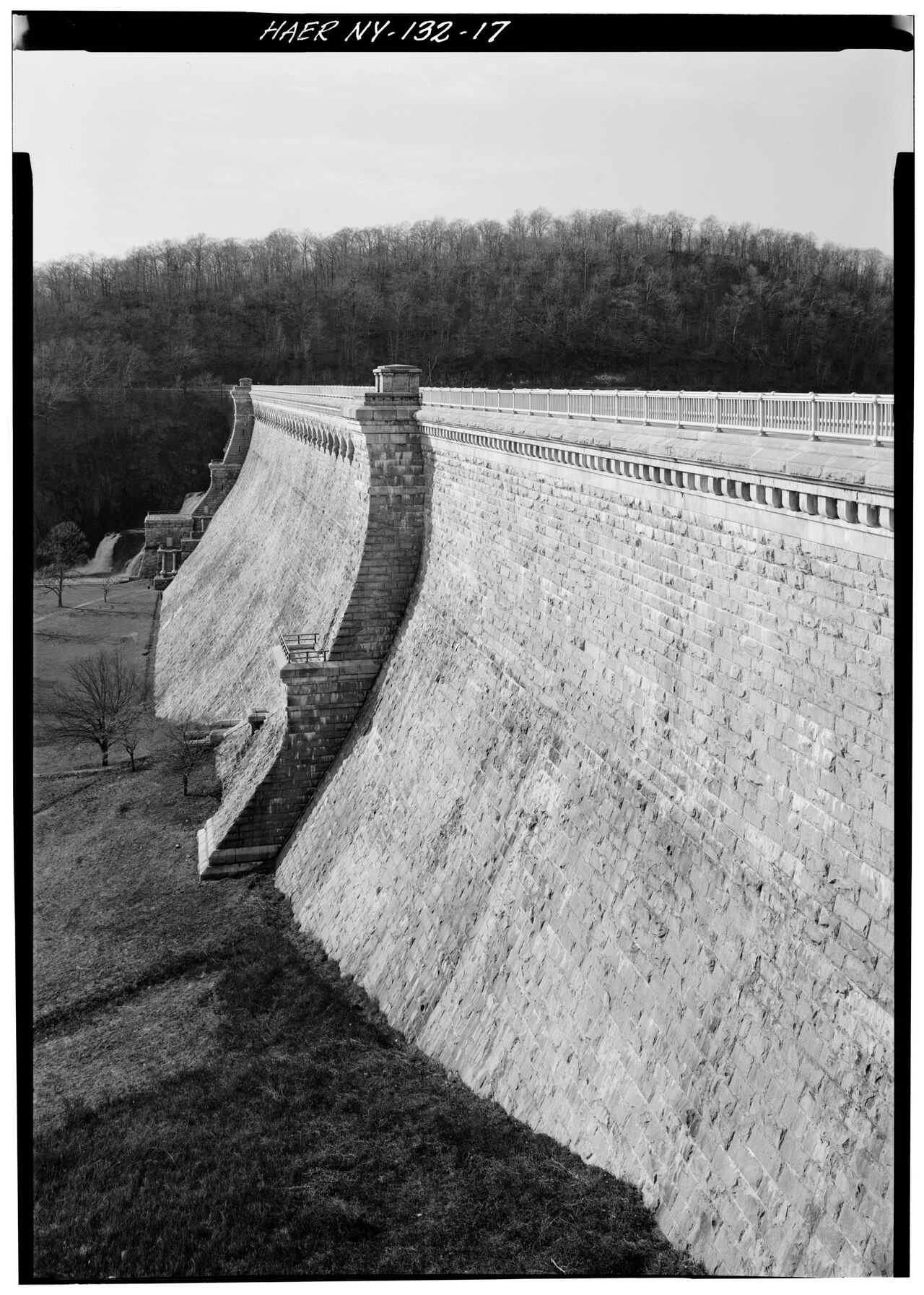 Detail view of downstream, south end of dam looking north - New Croton Dam and Reservoir, Croton River, Croton-on-Hudson, Westchester County, NY HAER NY,60-CROTOH.V,1-17.tif