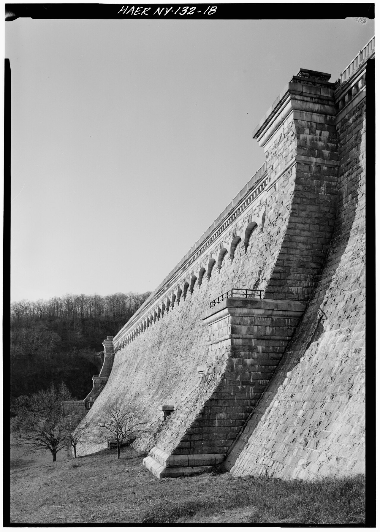 Detail view of downstream side and center of dam looking north - New Croton Dam and Reservoir, Croton River, Croton-on-Hudson, Westchester County, NY HAER NY,60-CROTOH.V,1-18.tif