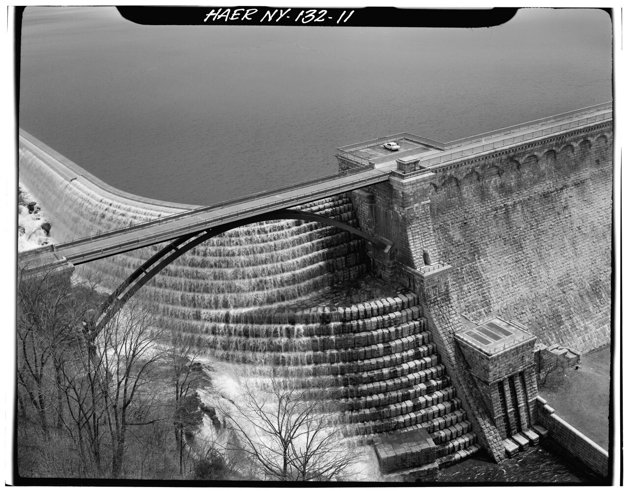 Detail view of spillway at slightly oblique angle to dam axis - New Croton Dam and Reservoir, Croton River, Croton-on-Hudson, Westchester County, NY HAER NY,60-CROTOH.V,1-11.tif