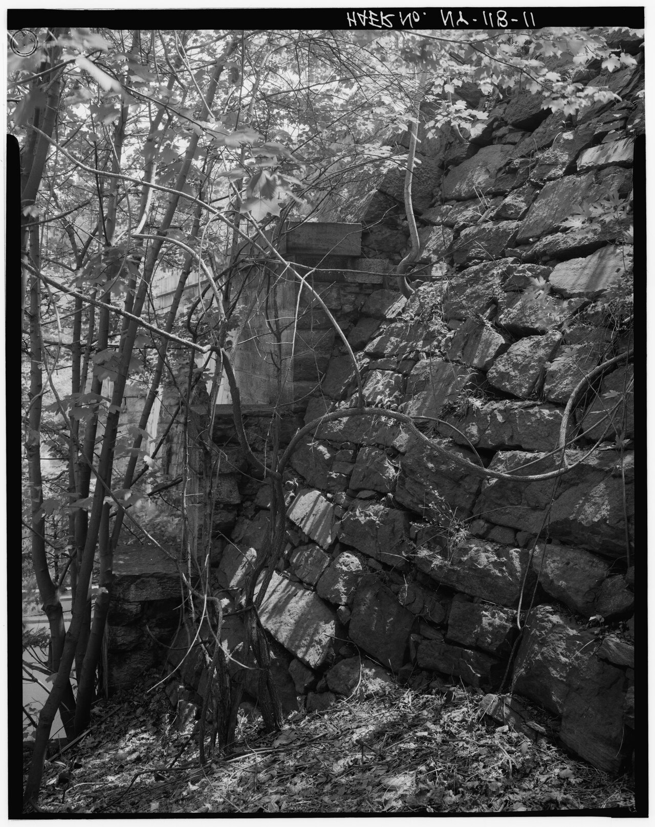 DETAIL OF WEST BUTTRESS AND EMBANKMENT, NORTH SIDE OF NEPPERHAN AVENUE ARCH - Old Croton Aqueduct, Saw Mill River Culvert, Spanning Nepperhan Avenue, Yonkers, Westchester County, HAER NY,60-YONK,1A-11.tif