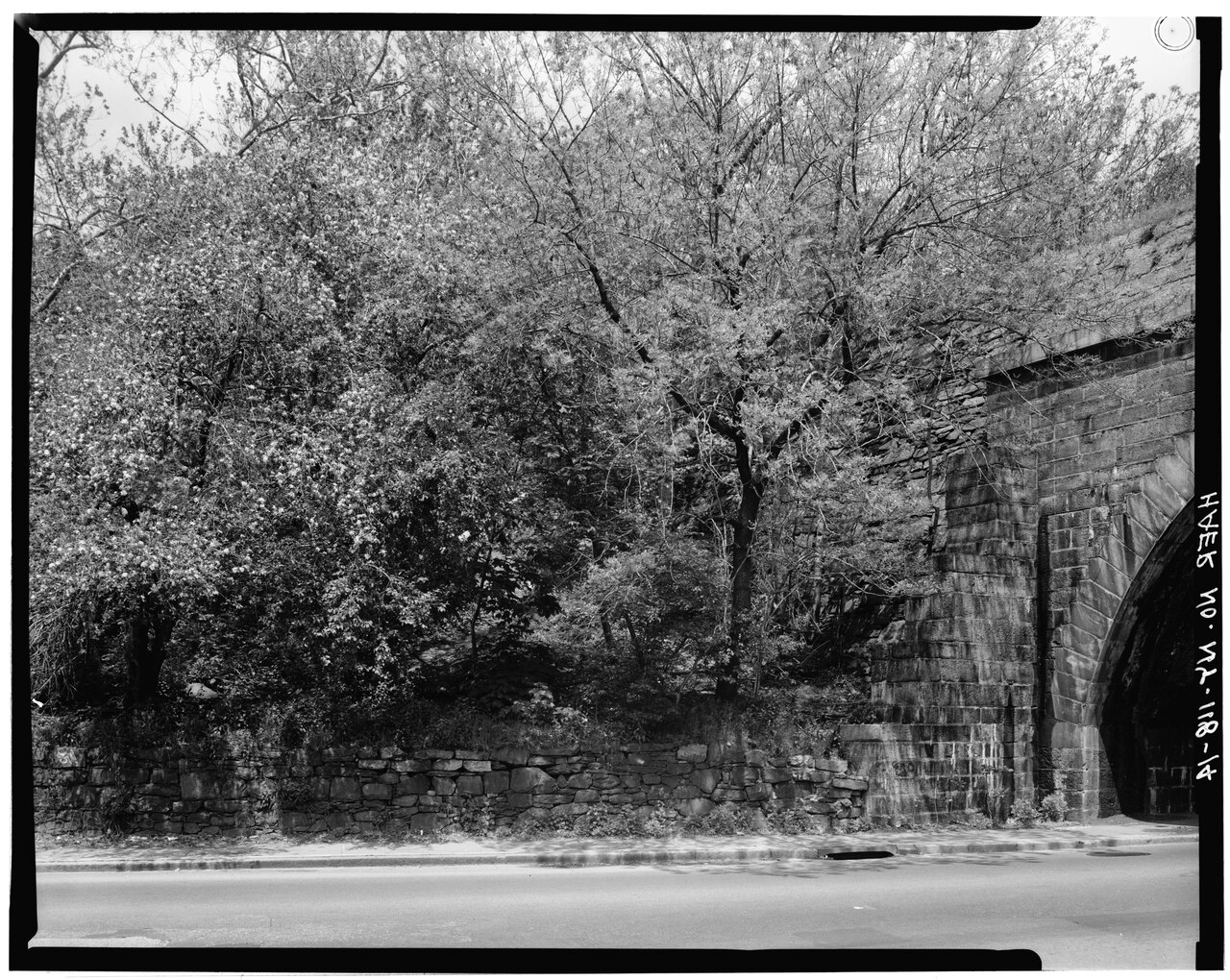 SOUTH SIDE OF ARCH OVER NEPPERHAN AVENUE, RETAINING WALL, LOOKING WEST - Old Croton Aqueduct, Saw Mill River Culvert, Spanning Nepperhan Avenue, Yonkers, Westchester County, NY HAER NY,60-YONK,1A-14.tif