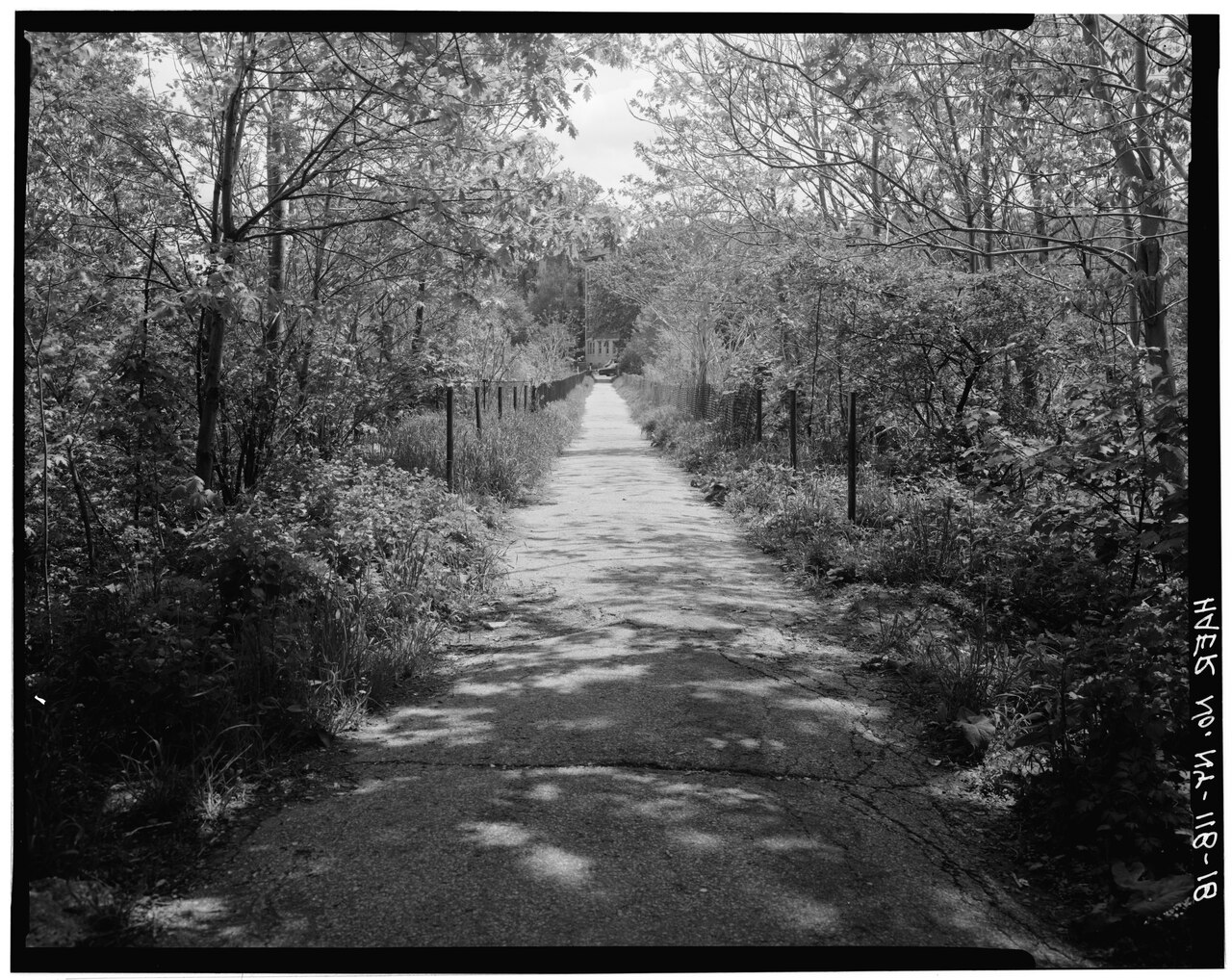 FOOTPATH ON TOP OF AQUEDUCT OVER NEPPERHAN AVENUE ARCH, LOOKING EAST - Old Croton Aqueduct, Saw Mill River Culvert, Spanning Nepperhan Avenue, Yonkers, Westchester County, NY HAER NY,60-YONK,1A-18.tif