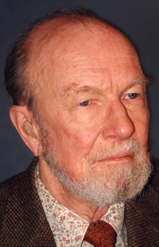 Pete Seeger close-up (cropped).jpg