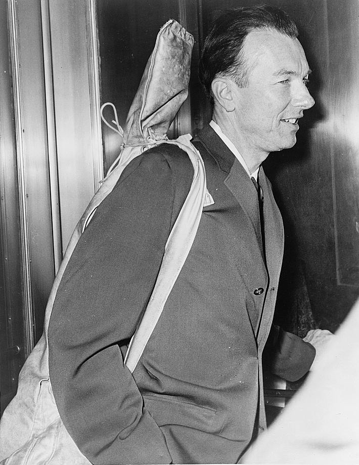 Pete Seeger arrives at Fed. Court with his guitar 3c30860v.jpg
