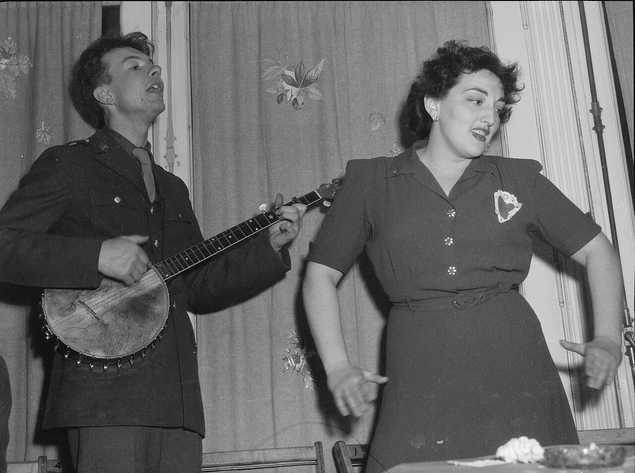 PeteSeegerValentines1944Banjo.jpg