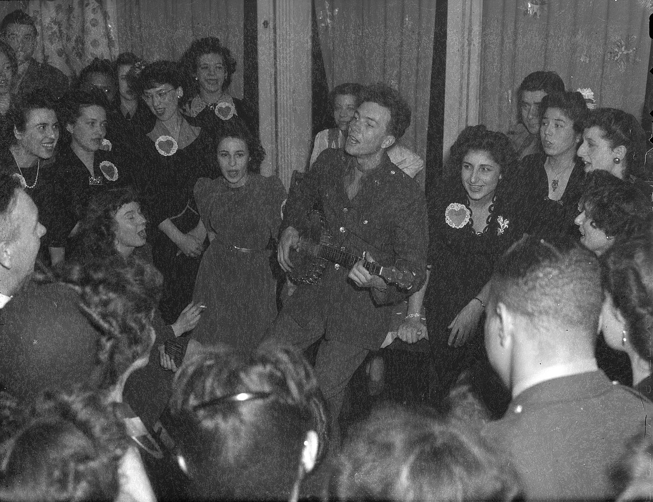 Pete Seeger by Joseph A. Home, 1944 (LOC) (461522388).jpg